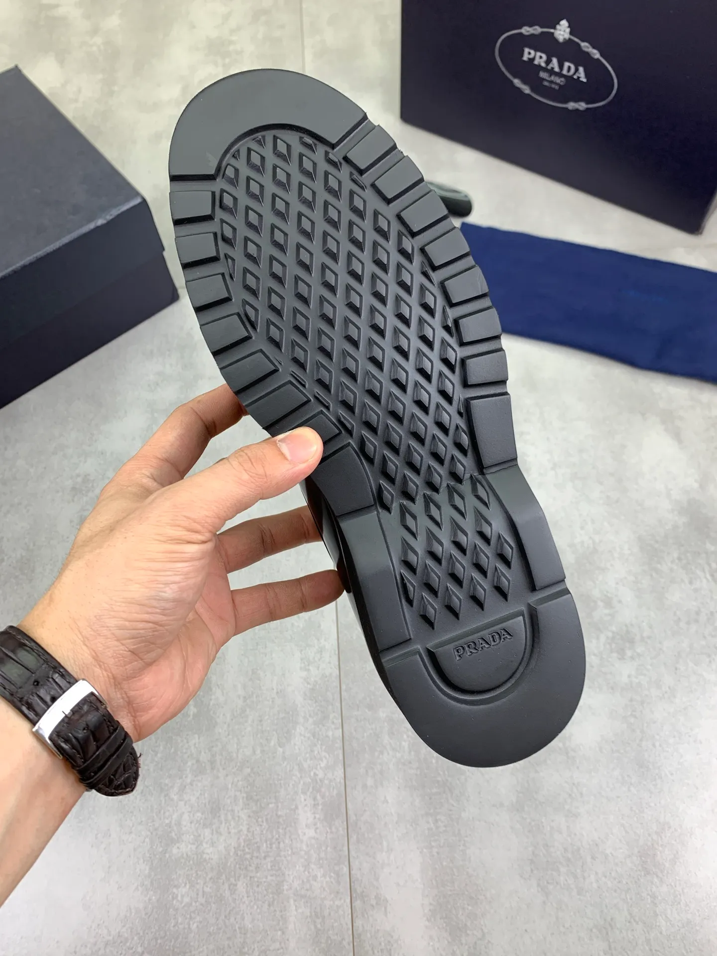 Factory price P880💰Original quality, top version🔱 ＰＲＡＤＡPrada. Men’s business casual leather shoes, top quality products. 1:1 shipment⬆️Luxurious and noble👞All imported original color-brushed edge beads, just to create a more comfortable wearing experience. Upper: Original comfortable open-edge bead rubbed color calfskin➕Top imported water-dyed full cow lining, original high-end lightweight and comfortable TPU foam combination bottom✔️Code number: 39-44 (38 45) 46 47 can be customized)